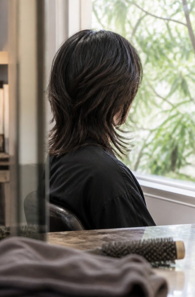 Man with straight hair showing lifted crown layers and longer ends